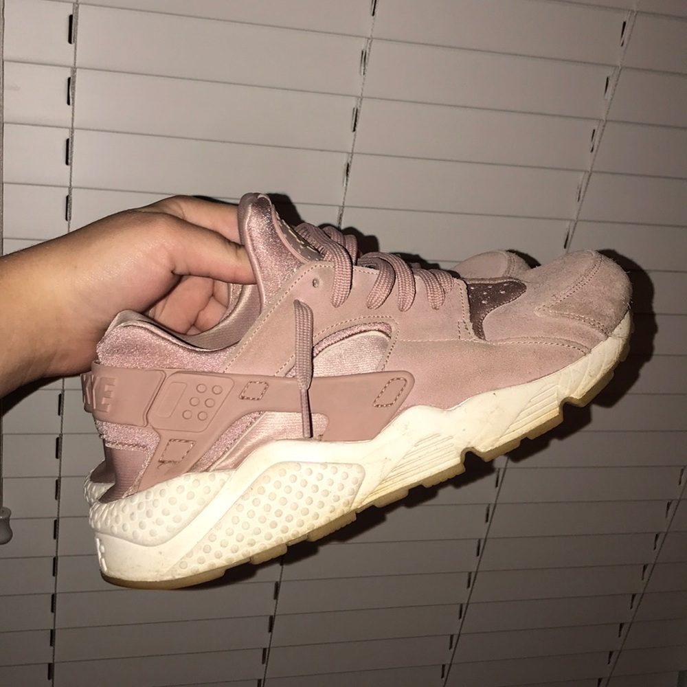 Nike Huaraches rose gold